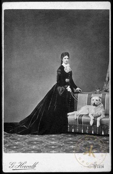 Kaiserin Elisabeth im schwarzen Kleid mit Hund. Historische Fotoreproduktion von Giovanni Horva ...