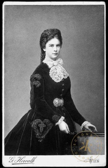 Kaiserin Elisabeth im schwarzen Kleid. Historische Fotoreproduktion, um 1865/66
© Schloß Schön ...