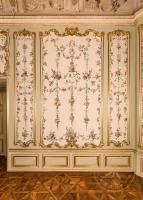 Ostterrassenkabinett im Osttrakt von Schloss Schönbrunn. Gefasste Holzvertäfelung mit Blumenmal ...