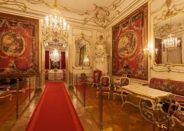 Roter Salon (Boucherzimmer) im Alexanderappartement der Wiener Hofburg, Raumansicht mit Blick i ...
