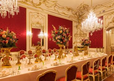 Speisesaal in den Kaiserappartements der Wiener Hofburg, Raumansicht mit gedeckter Tafel 
© Sc ...