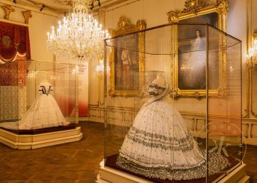 Sisi Museum  "Am Hof", Raumansicht mit Polterabendkleid und mit ungarischem Krönungskleid
© Sc ...