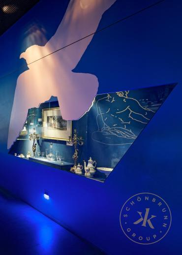 Sisi Museum  "Die Flucht", Ansicht mit Möwe und Porzellanservice aus dem Achilleion
© Schloß S ...