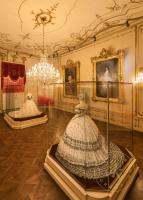 Sisi Museum  "Am Hof", Raumansicht mit Polterabendkleid und mit ungarischem Krönungskleid
© Sc ...