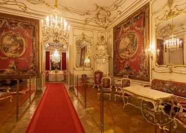 Roter Salon (Boucherzimmer) im Alexanderappartement der Wiener Hofburg, Raumansicht mit Blick i ...