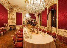 Speisesaal in den Kaiserappartements der Wiener Hofburg, Raumansicht mit gedeckter Tafel 
© Sc ...