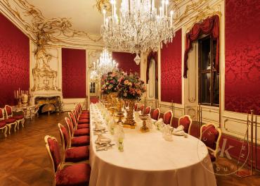 Speisesaal in den Kaiserappartements der Wiener Hofburg, Raumansicht mit gedeckter Tafel 
© Sc ...