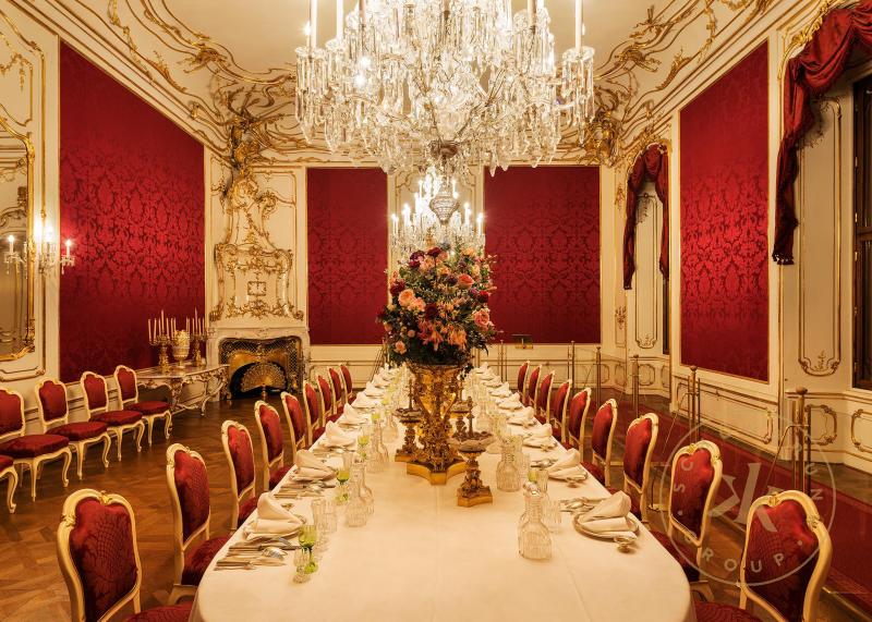 Speisesaal in den Kaiserappartements der Wiener Hofburg, Raumansicht mit gedeckter Tafel 
© Sc ...