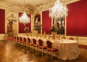Speisesaal in den Kaiserappartements der Wiener Hofburg, Schrägansicht mit Blick in den Roten S ...