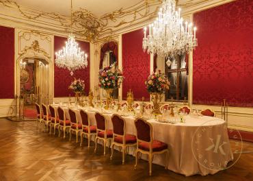 Speisesaal in den Kaiserappartements der Wiener Hofburg, Schrägansicht mit Blick in den Roten S ...