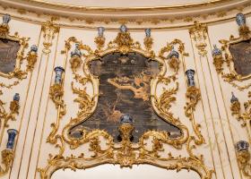 Sogenanntes Chinesisches Rundkabinett in Schloss Schönbrunn, Detail mit einer Goldlacktafel und ...