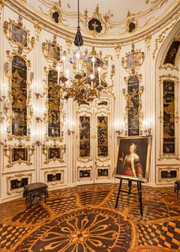 Das sogenannte Chinesische Ovalkabinett in Schloss Schönbrunn, Blick in den Raum mit Porträt Ma ...