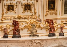 Das sogenannte Chinesische Ovalkabinett in Schloss Schönbrunn, Detail mit Specksteinfiguren auf ...