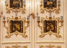 Das sogenannte Chinesische Ovalkabinett in Schloss Schönbrunn, Detail mit Goldlacktafeln, umgeb ...