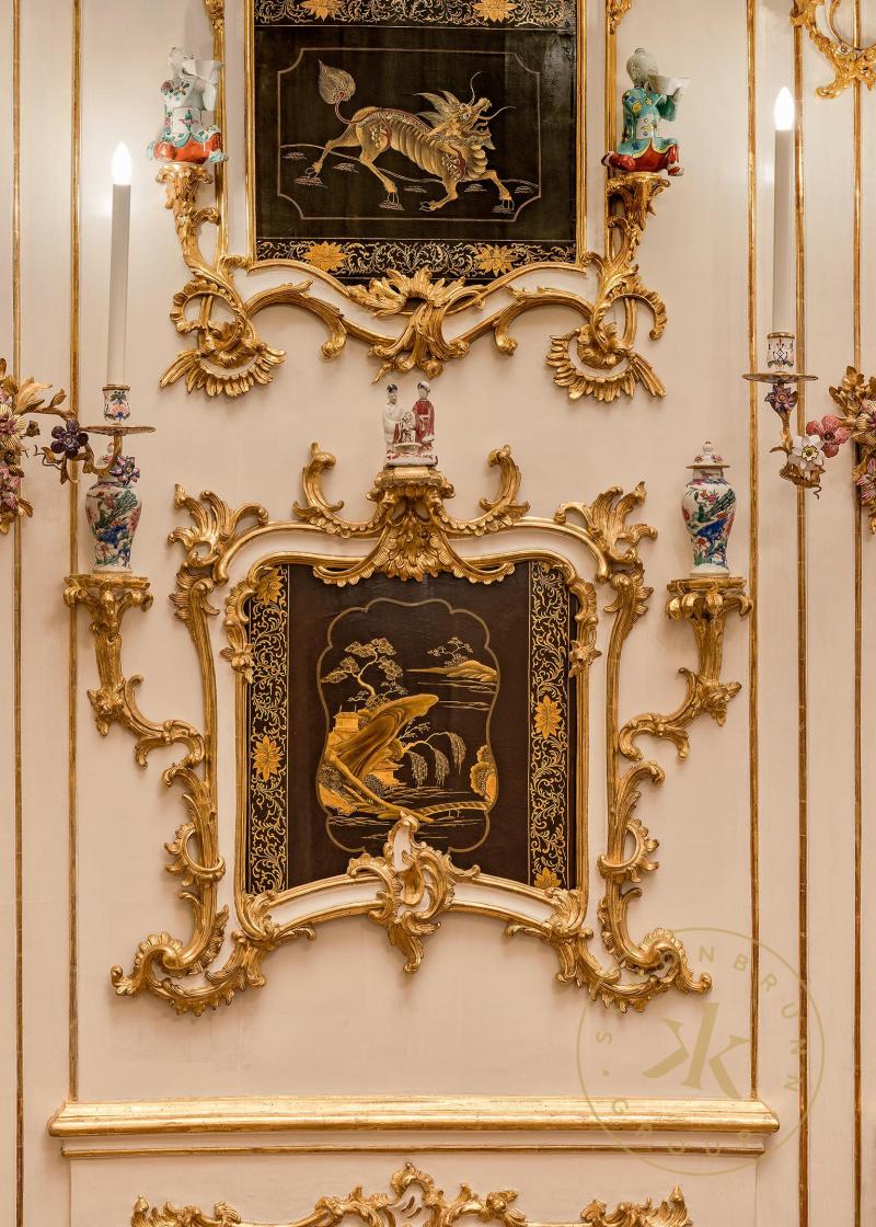 Das sogenannte Chinesische Ovalkabinett in Schloss Schönbrunn, Detail mit Goldlacktafeln, umgeb ...