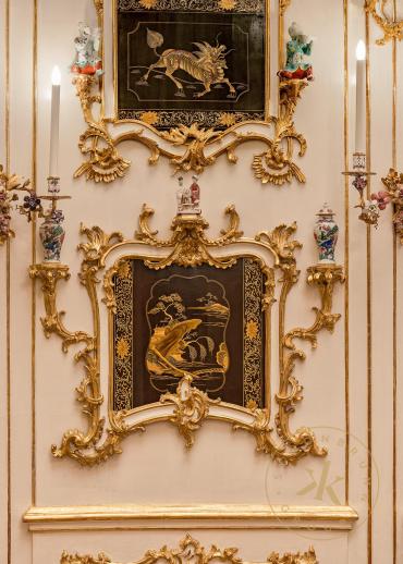 Das sogenannte Chinesische Ovalkabinett in Schloss Schönbrunn, Detail mit Goldlacktafeln, umgeb ...