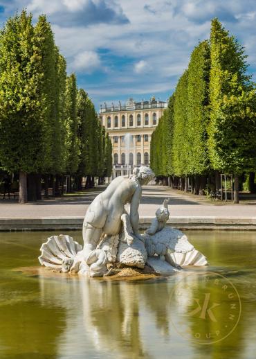 Schloß Schönbrunn, Meidlinger Najadenbrunnen (Rundbassin) mit Blick auf die Gartenfassade des S ...