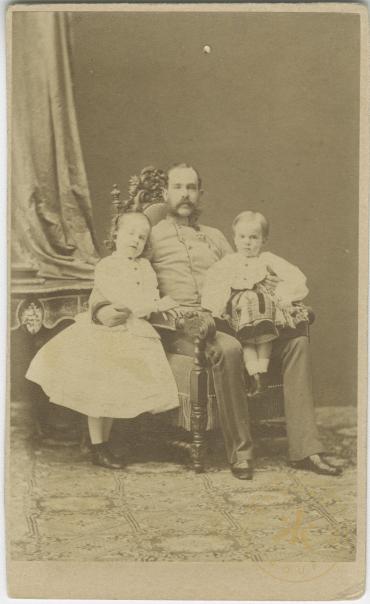Kaiser Franz Joseph mit seinen Kindern Erzherzogin Gisela und Kronprinz Rudolf. Fotogafie von L ...