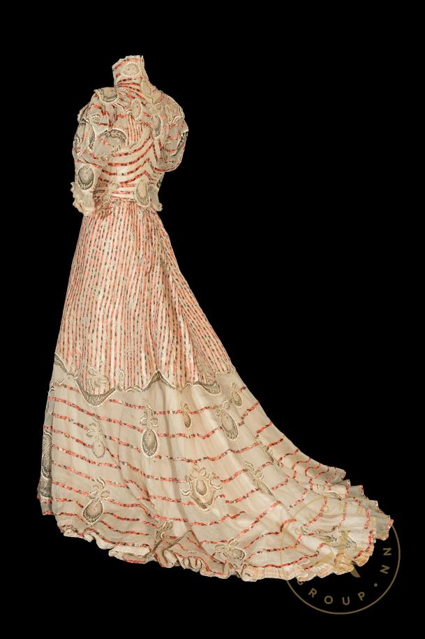 Dreiteiliges cremefarbenes Kleid der Kaiserin Elisabeth – Werke 